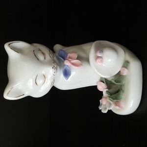 Porcelain kitten with a hat